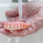 بهترین روش شستن و سفید کردن دندان مصنوعی