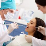 تفاوت متخصص ایمپلنت و دندانپزشک عمومی