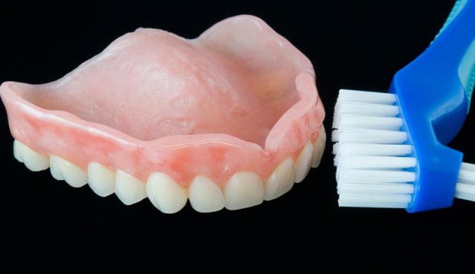 روش های سفید کردن و شستن دندان مصنوعی